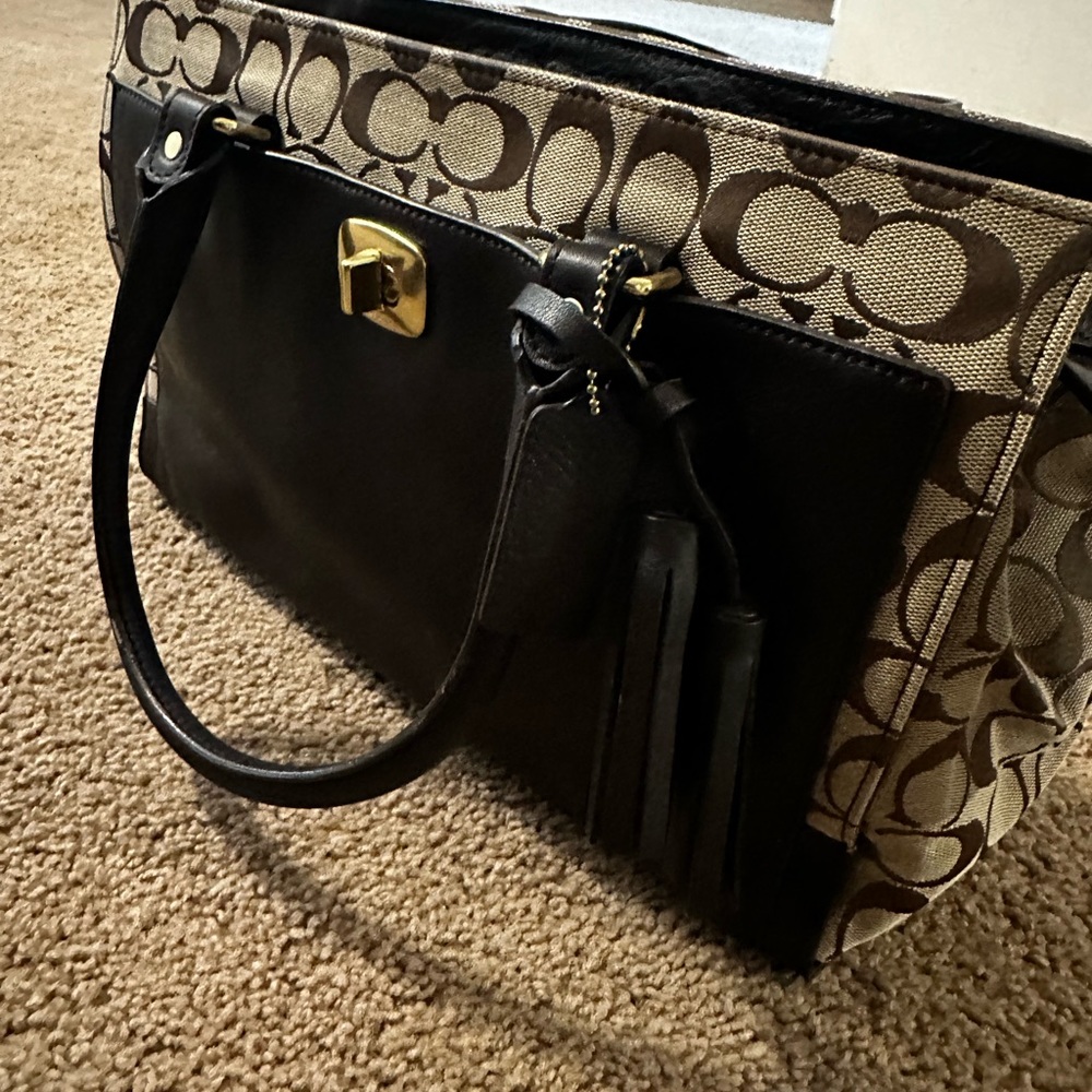 Coach shoulder bag. - Picture 3 of 4